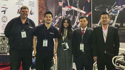 小黄鸭网站导航在展会中的合影